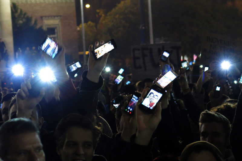 Illustration for article titled Miles de personas protestan en Budapest contra el impuesto de Internet